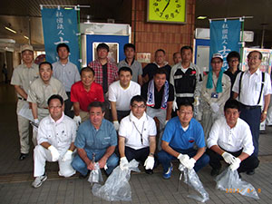 駅頭清掃の様子