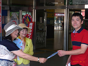 「いちごプロジェクト」うちわを配布の様子