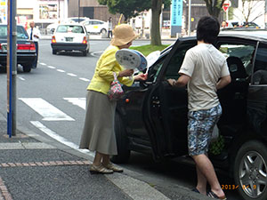「いちごプロジェクト」うちわを配布の様子