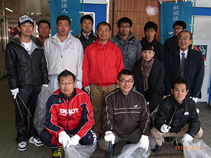 駅頭清掃の様子