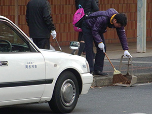 駅頭清掃の様子