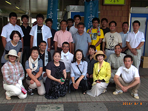 駅頭清掃の様子