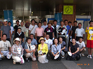駅頭清掃の様子