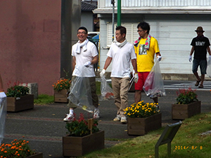 駅頭清掃の様子