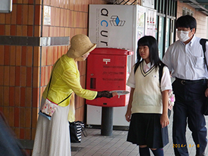 駅頭清掃の様子