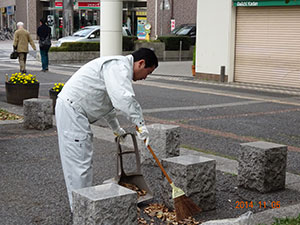 駅頭清掃の様子